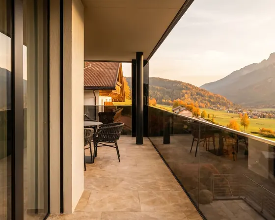 Terrasse avec profils garde-corps verre vue montagne