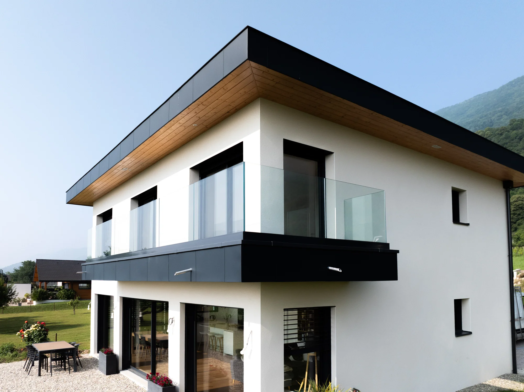 Balcon d'architecte avec garde-corps profilé de verre · réalisation Erminox