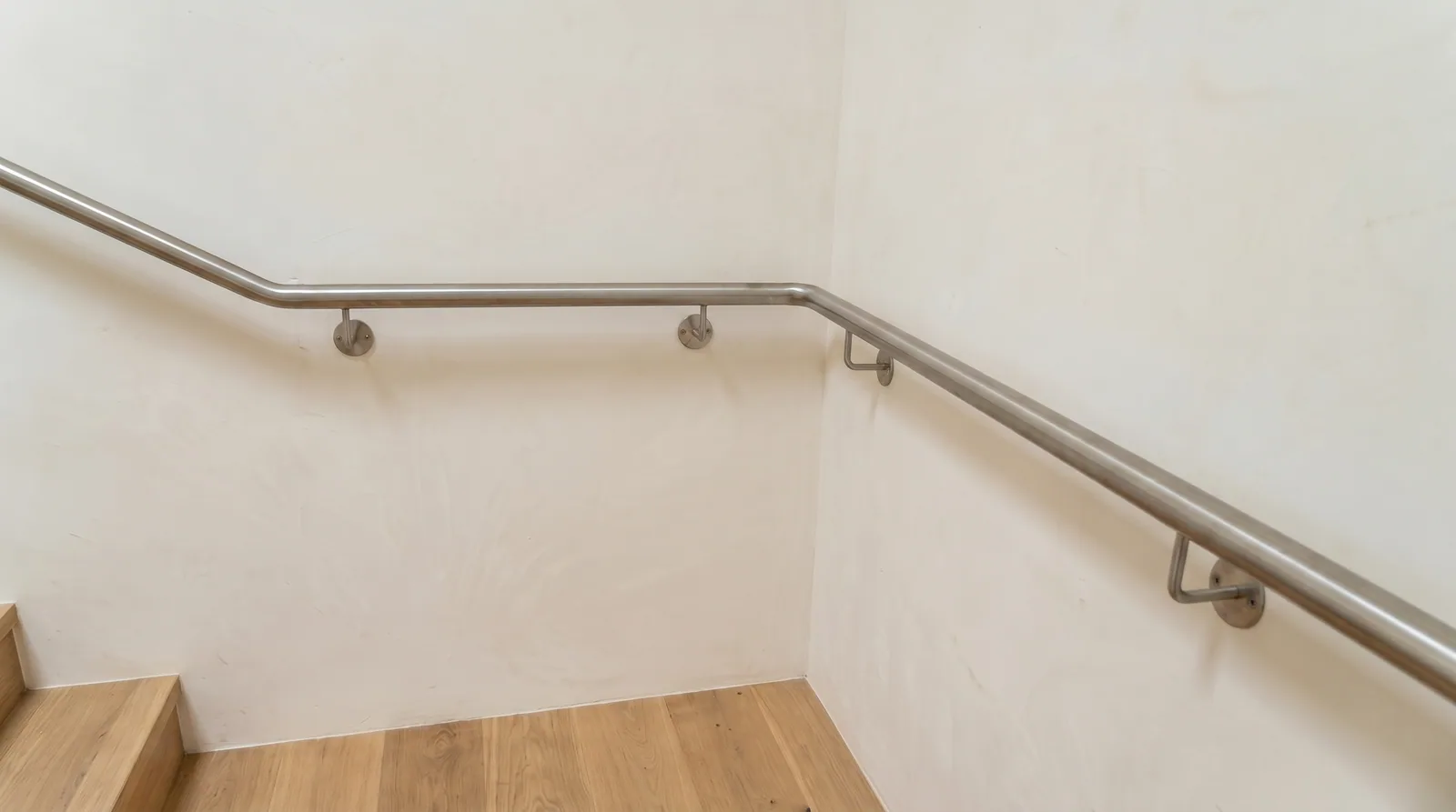 Main courante inox murale dans un escalier intérieur · réalisation Erminox